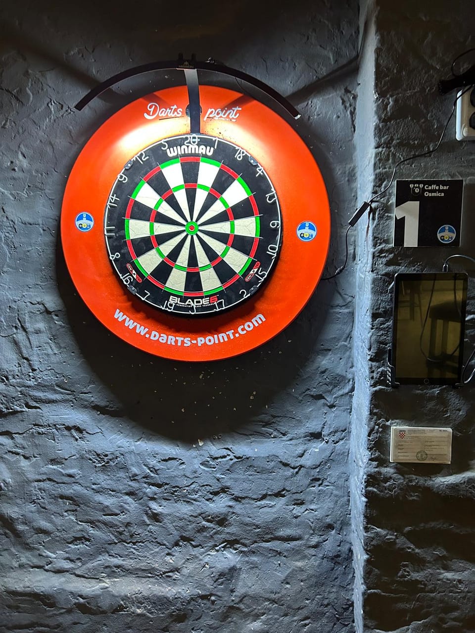 Meta Winmau s narančastim okvirom izbliza