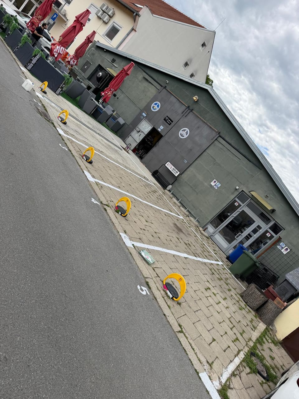 Vanjski izgled i ulaz u klub
